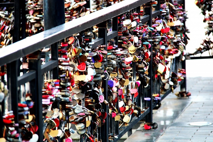 Những trái tim màu đỏ trong mưa Những trái tim màu đỏ trong mưa