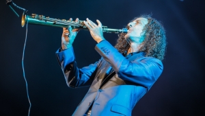 Kenny G chinh phục hàng triệu người nhờ kỹ thuật chơi saxophone không hoa mỹ