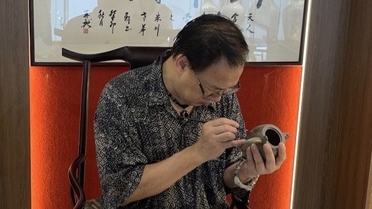 Họa sĩ Việt Nam đầu tiên thực hiện kỹ thuật vẽ men trực tiếp trên ấm tử sa