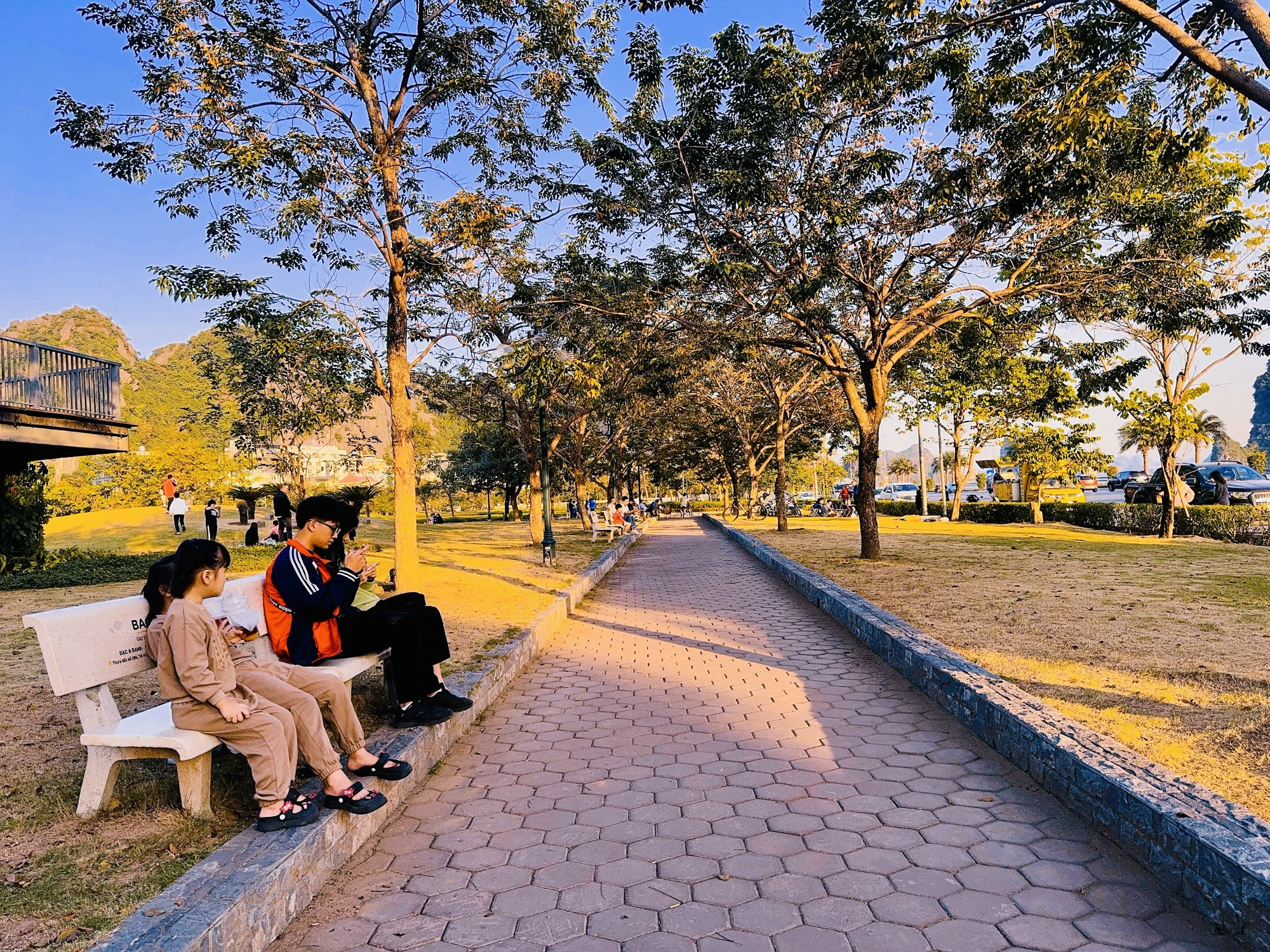 Có một công viên đẹp xiêu lòng bên bờ Di sản vịnh Hạ Long  - Ảnh 8.