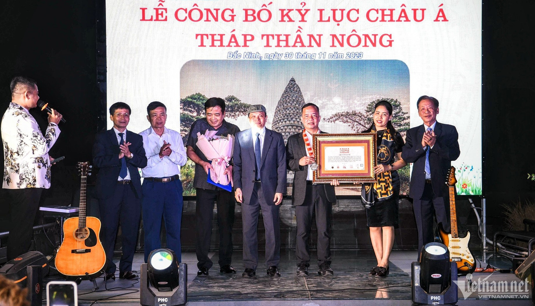 Tháp Thần Nông được ghép từ 1012 chiếc cối đá nhận Bằng kỷ lục Châu Á ky luc 9.jpg