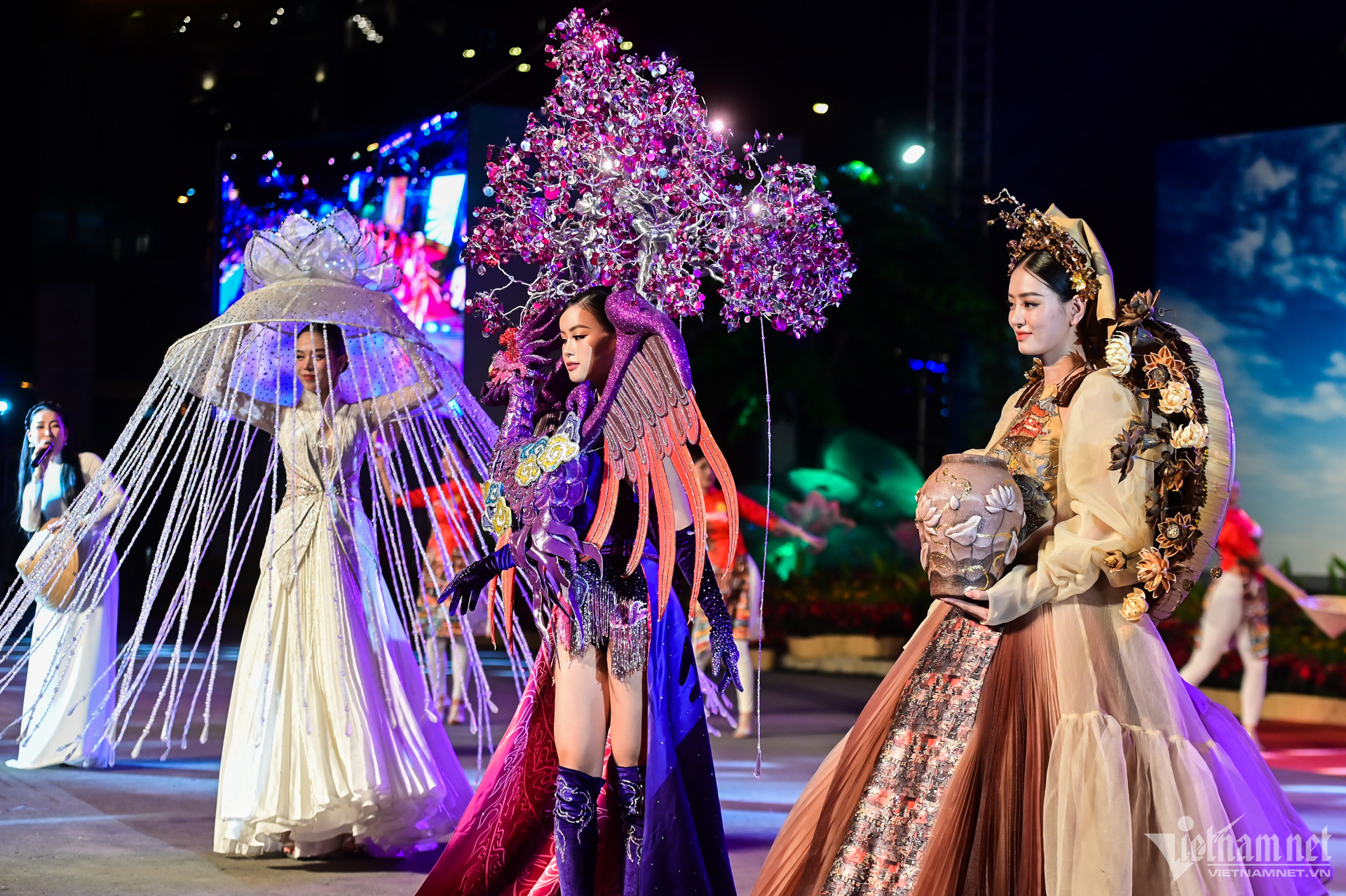 Lần hiếm hoi nhạc kèn, múa rối được diễu hành trên đường phố W-hue-6125-1.jpg