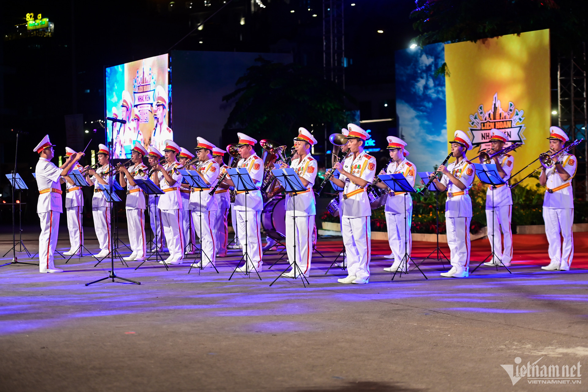 Lần hiếm hoi nhạc kèn, múa rối được diễu hành trên đường phố W-hue-6217-1.jpg