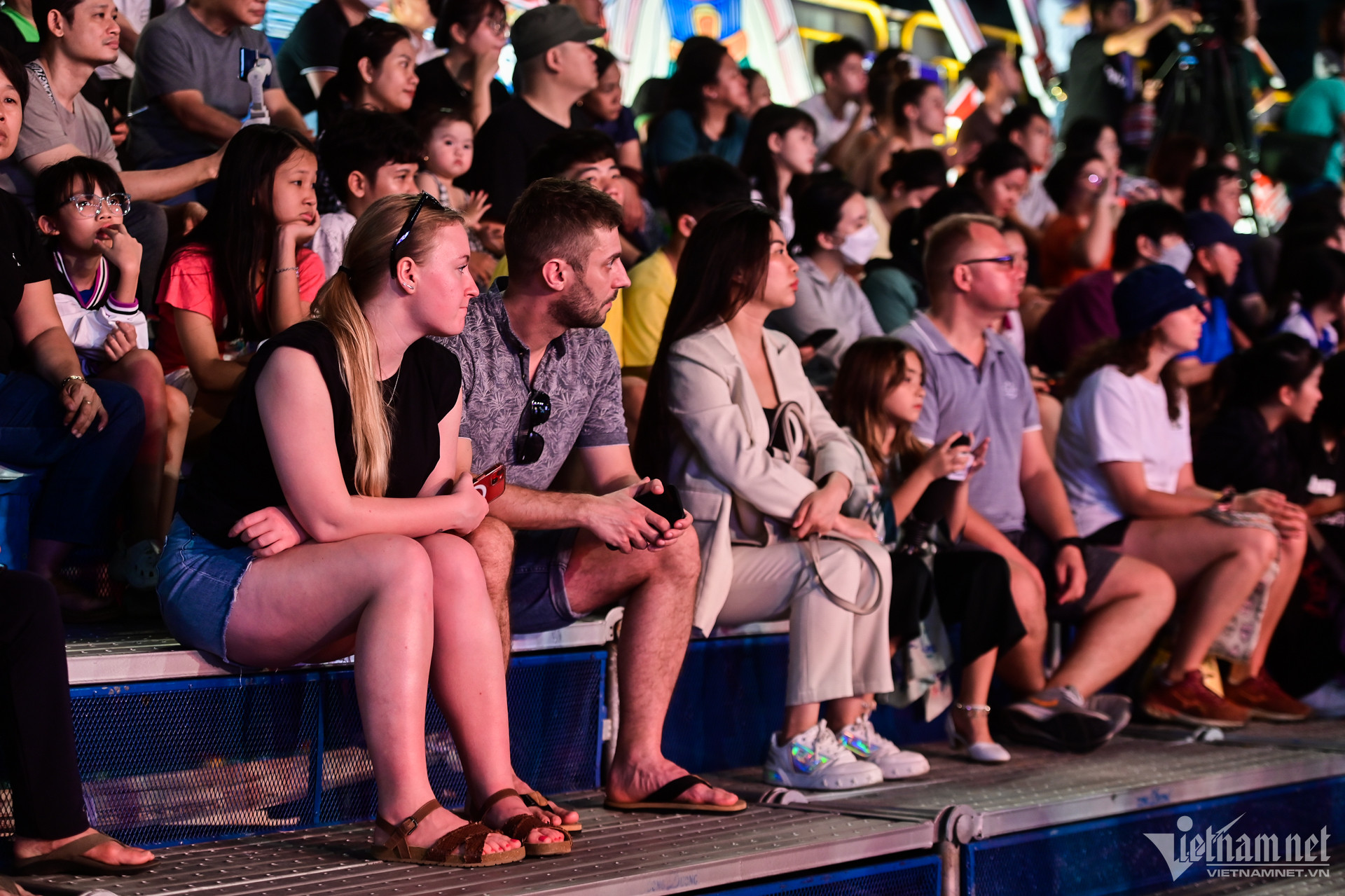 Lần hiếm hoi nhạc kèn, múa rối được diễu hành trên đường phố W-hue-6222-1.jpg