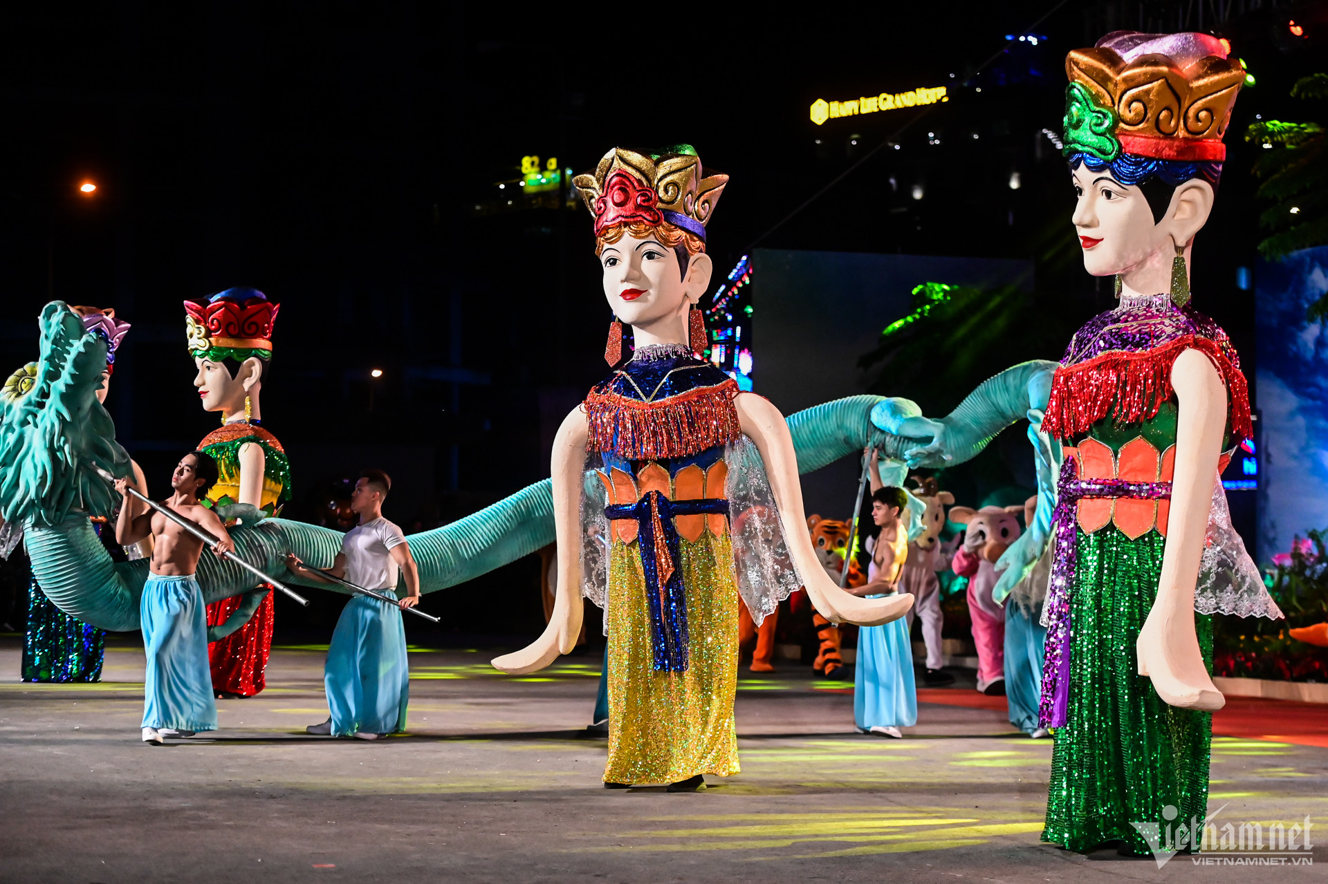 Lần hiếm hoi nhạc kèn, múa rối được diễu hành trên đường phố W-hue-6249-1.jpg