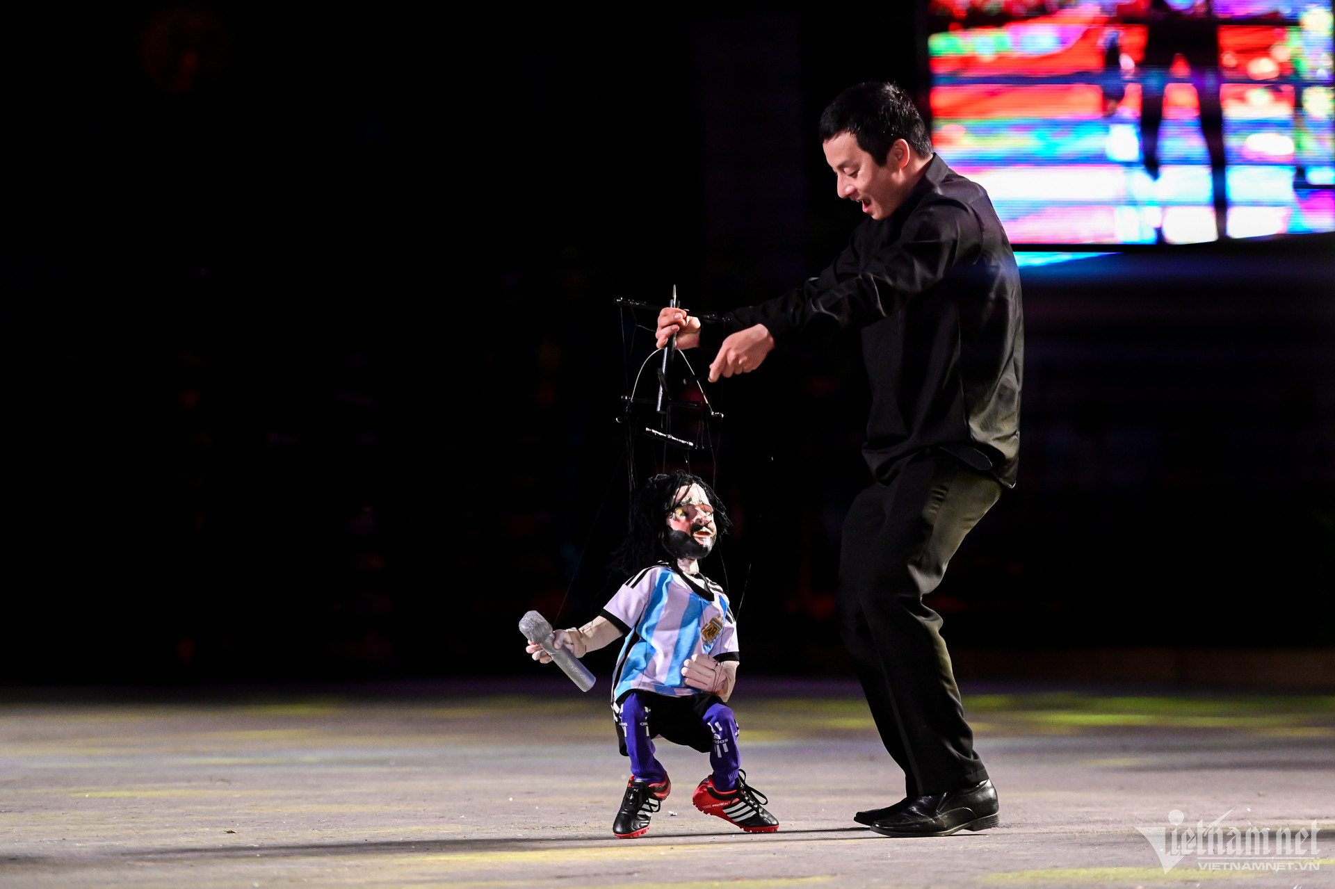 Lần hiếm hoi nhạc kèn, múa rối được diễu hành trên đường phố W-hue-6268-1.jpg