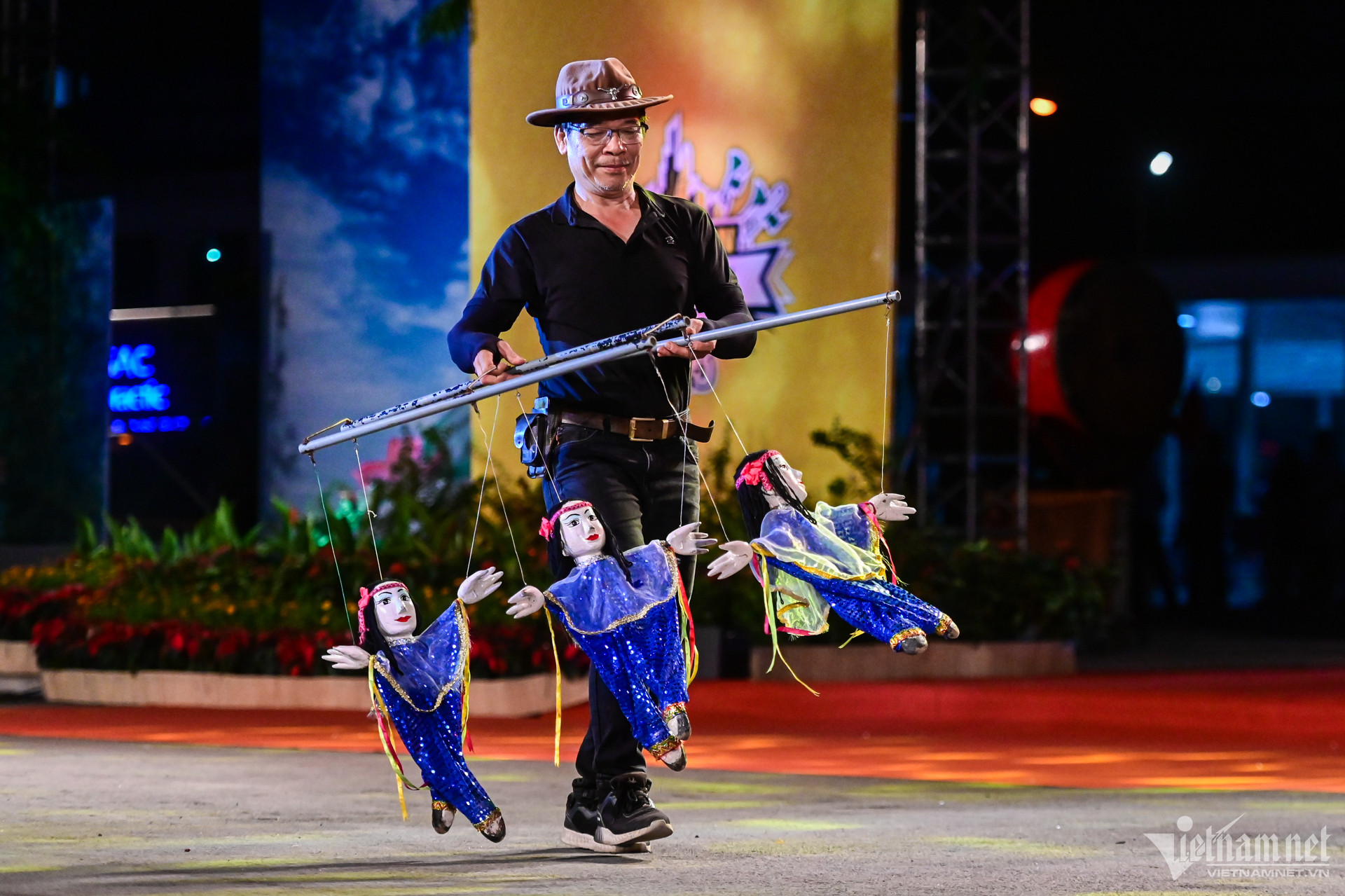 Lần hiếm hoi nhạc kèn, múa rối được diễu hành trên đường phố Lần hiếm hoi nhạc kèn, múa rối được diễu hành trên đường phố