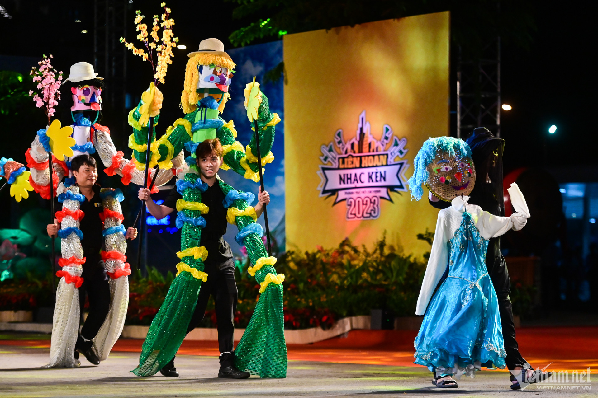 Lần hiếm hoi nhạc kèn, múa rối được diễu hành trên đường phố Lần hiếm hoi nhạc kèn, múa rối được diễu hành trên đường phố