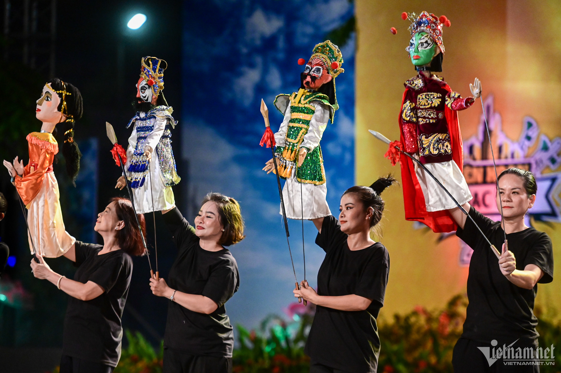 Lần hiếm hoi nhạc kèn, múa rối được diễu hành trên đường phố Lần hiếm hoi nhạc kèn, múa rối được diễu hành trên đường phố