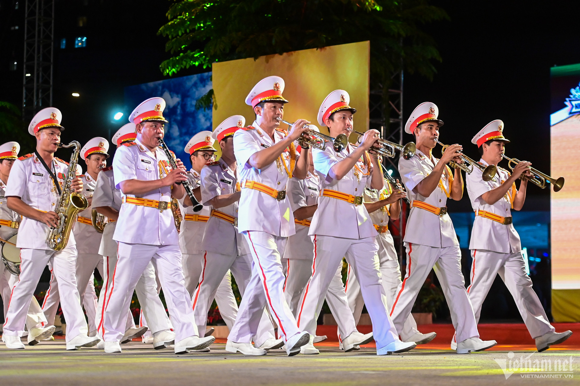 Lần hiếm hoi nhạc kèn, múa rối được diễu hành trên đường phố W-hue-6320-1.jpg