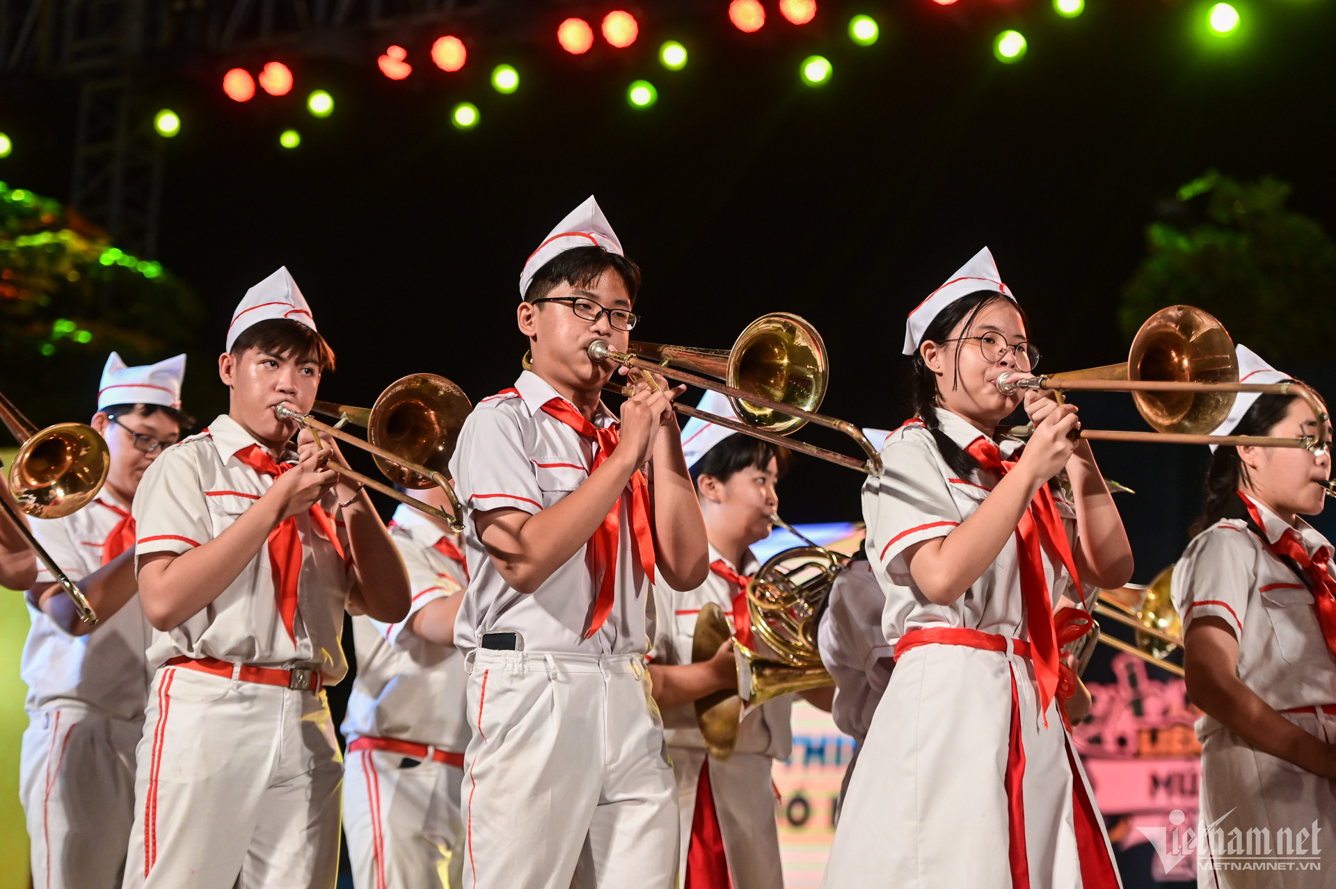 Lần hiếm hoi nhạc kèn, múa rối được diễu hành trên đường phố Lần hiếm hoi nhạc kèn, múa rối được diễu hành trên đường phố