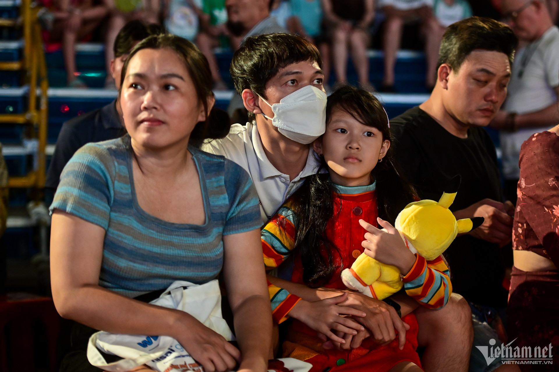 Lần hiếm hoi nhạc kèn, múa rối được diễu hành trên đường phố W-hue-6377-1.jpg