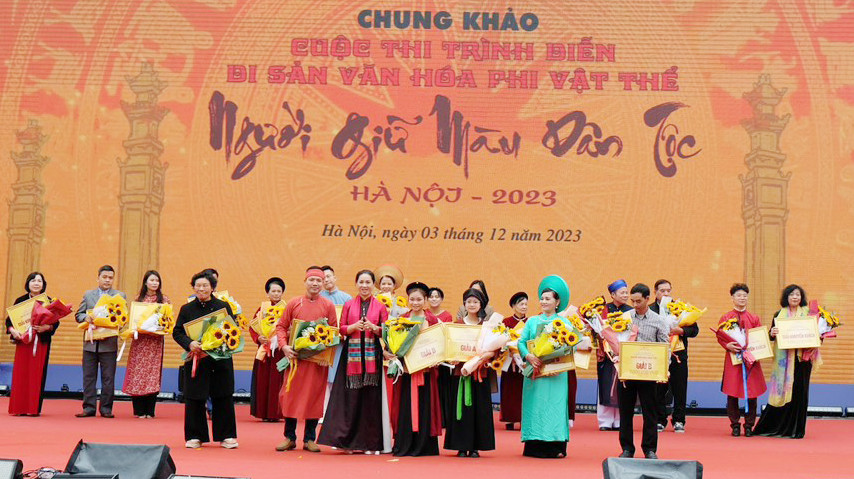 Tôn vinh những người giữ hồn dân tộc z4939121918999 7a1a48f1da50766ddfea4683acc17fe5.jpg