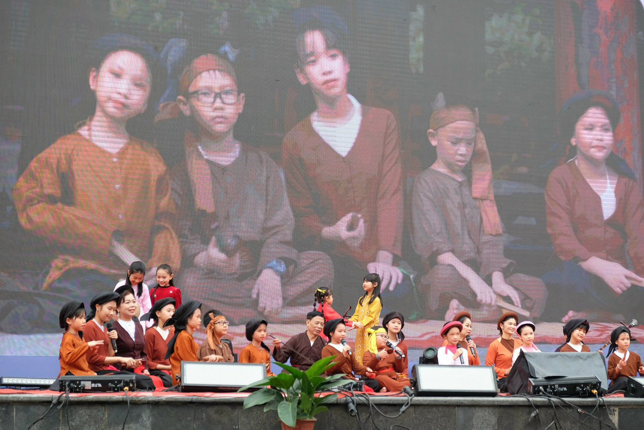 Tôn vinh những người giữ hồn dân tộc z4939122347663 4b577ab048ed59d73f45bf7dadb0cf41.jpg