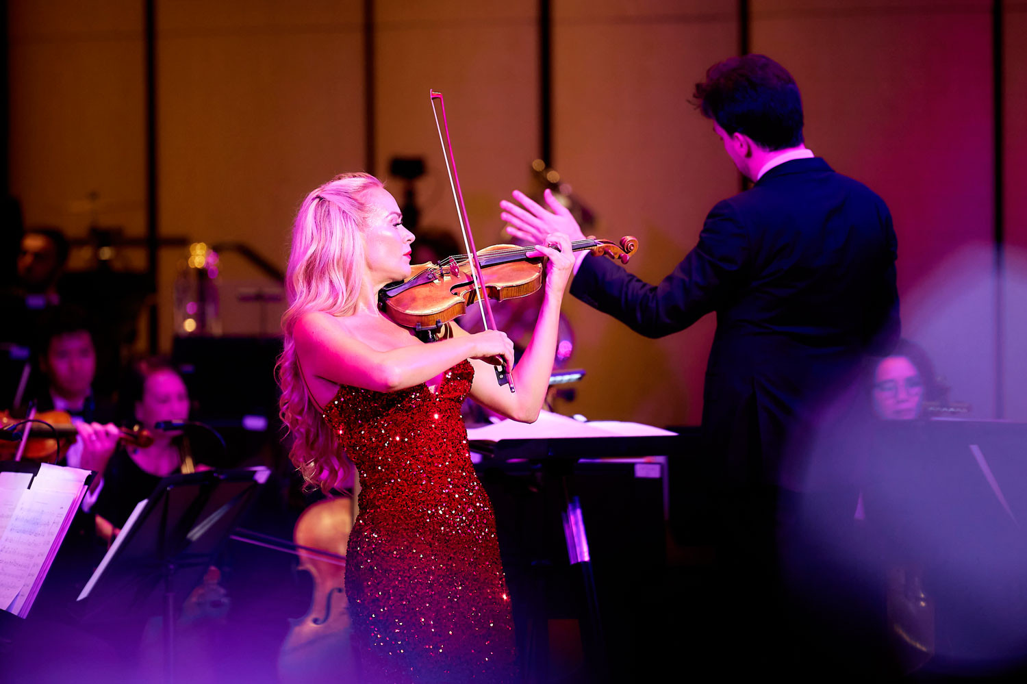 nghe sy quoc te trinh dien tai nha hat ho guom.jpg