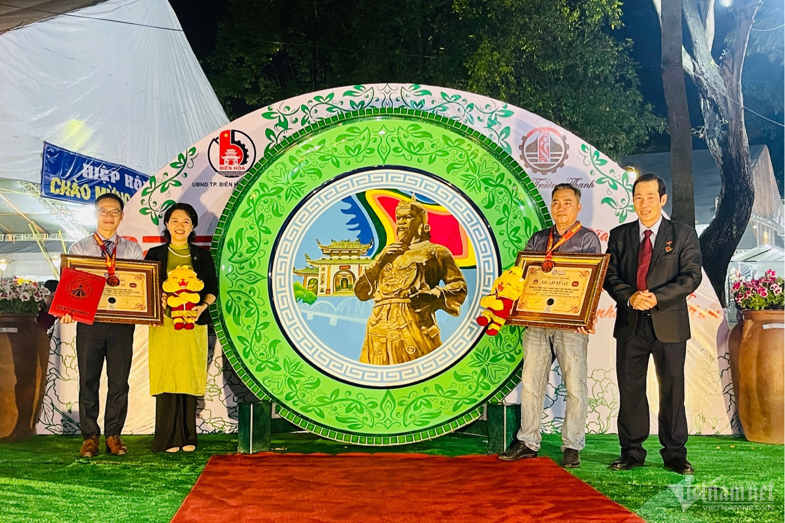 Chiếc đĩa gốm lớn nhất Việt Nam W-1524b212-187c-4265-8319-a14416acaa88-1.jpeg