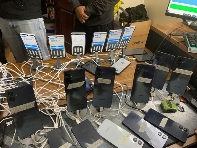 Nhóm đối tượng thực hiện quét sinh trắc chuyển tiền nạp, thanh toán cho các khách chơi trên cổng game đánh bạc, đảm bảo &amp;quot;xuyên suốt&amp;quot; cho hoạt động đánh bạc xuyên quốc gia.