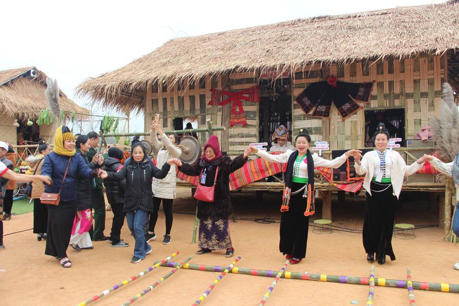 Nhiều trải nghiệm hấp dẫn tại Lễ hội hoa Anh Đào - Điện Biên Phủ