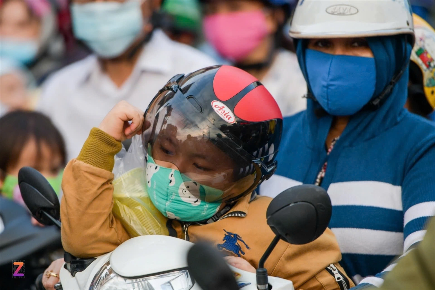 Chở trẻ em không đúng cách trên xe máy bị phạt đến 10 triệu đồng