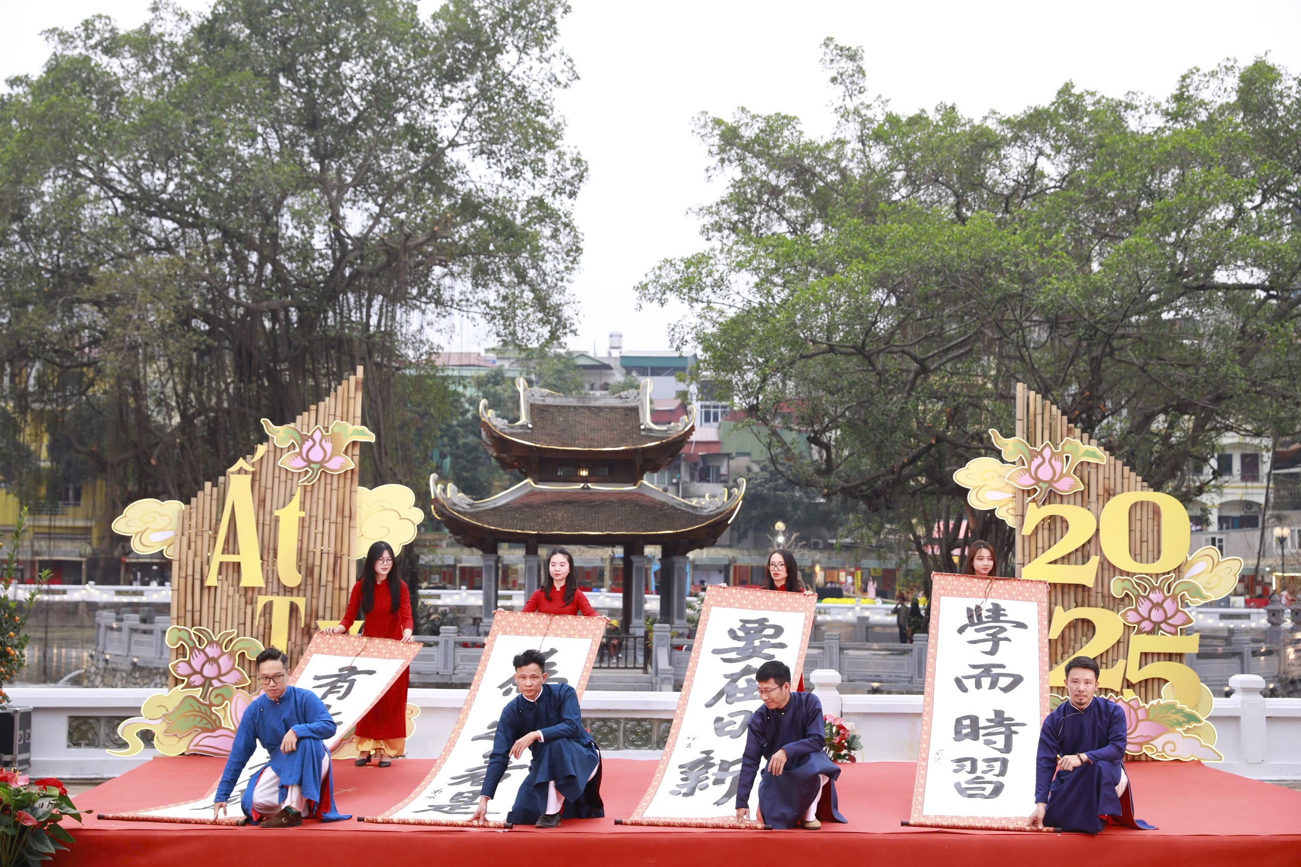 Khai mạc Hội chữ Xuân 2025 tại Văn Miếu - Quốc Tử Giám