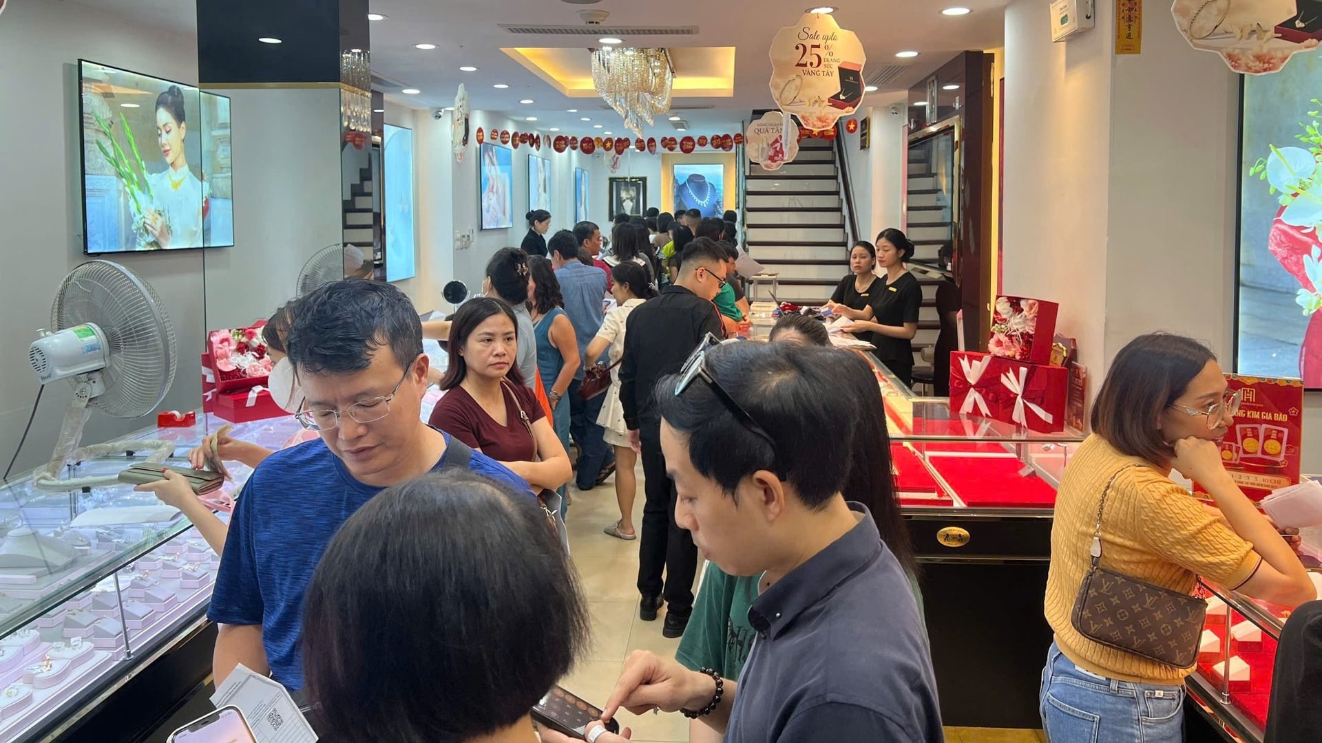 Giá vàng hôm nay 6/1: Tiếp tục vượt mức 157 triệu/lượng Giá vàng hôm nay 6/1: Tiếp tục vượt mức 157 triệu/lượng