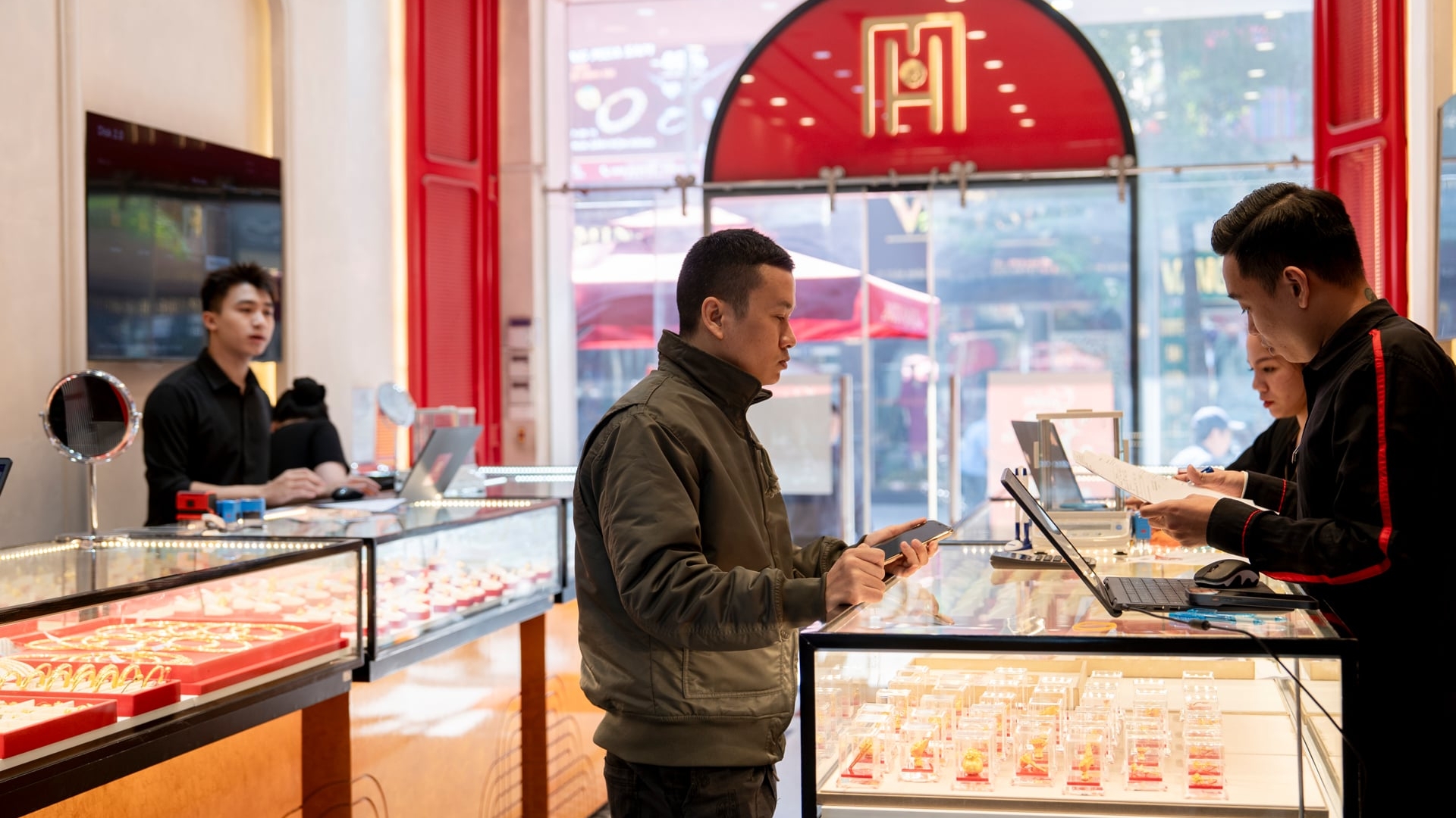 Giá vàng hôm nay 7/1: Tiếp tục tăng nóng tới vài triệu/lượng