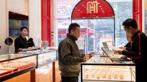 Giá vàng hôm nay 7/1: Tiếp tục tăng nóng tới vài triệu/lượng