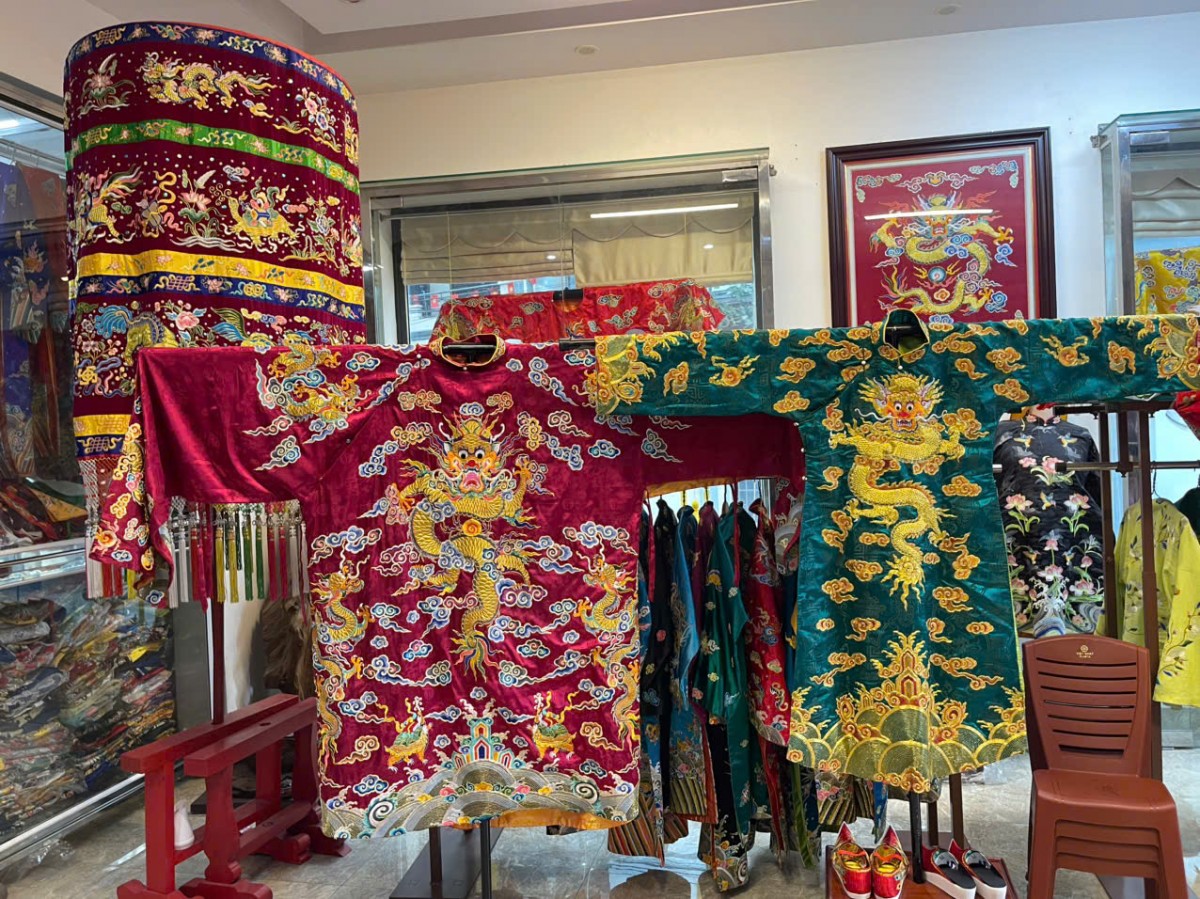 Làng thêu Đông Cứu: Nơi giữ hồn khăn chầu, áo ngự giữa nhịp sống Thủ đô Làng thêu Đông Cứu: Nơi giữ hồn khăn chầu, áo ngự giữa nhịp sống Thủ đô