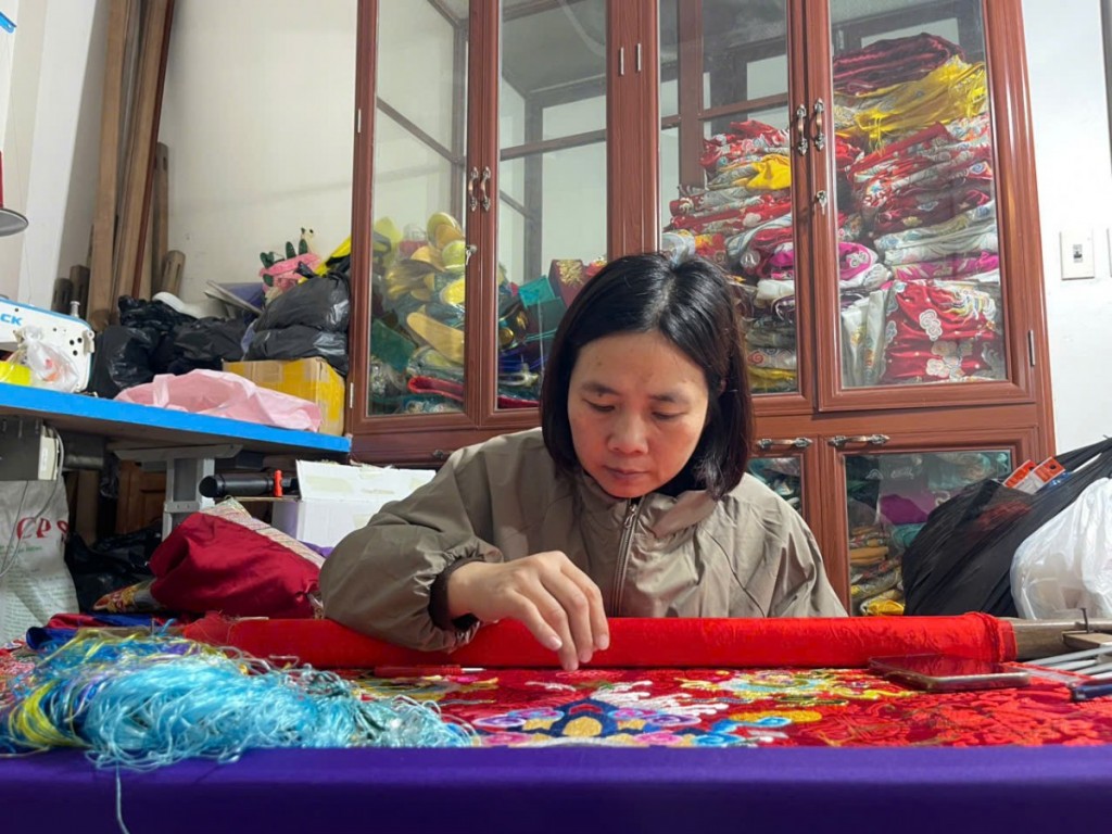 Làng thêu Đông Cứu: Nơi giữ hồn khăn chầu, áo ngự giữa nhịp sống Thủ đô Làng thêu Đông Cứu: Nơi giữ hồn khăn chầu, áo ngự giữa nhịp sống Thủ đô