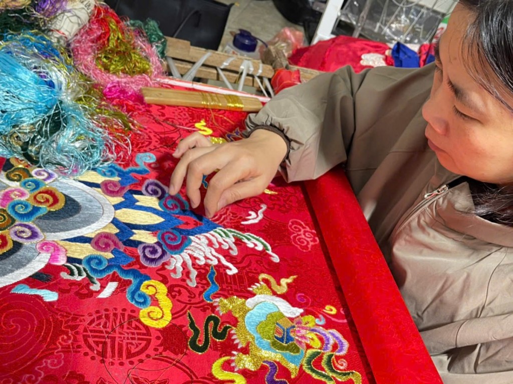 Làng thêu Đông Cứu: Nơi giữ hồn khăn chầu, áo ngự giữa nhịp sống Thủ đô Làng thêu Đông Cứu: Nơi giữ hồn khăn chầu, áo ngự giữa nhịp sống Thủ đô