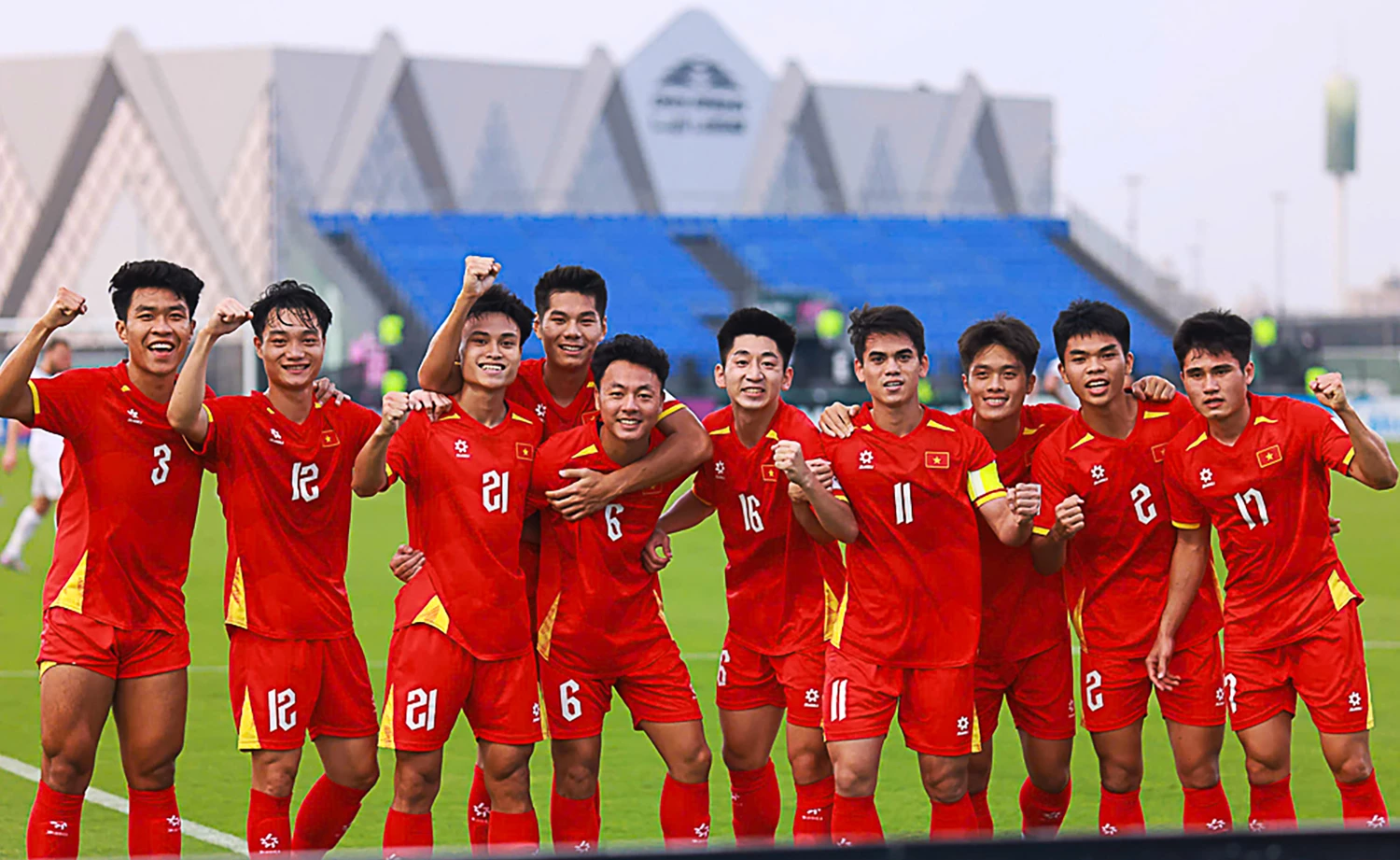 Vòng chung kết U23 châu Á: Thắng U23 Kyrgyzstan 2-1, U23 Việt Nam rộng cửa vào tứ kết Các cầu thủ U23 Việt Nam trong niềm vui giành chiến thắng trước U23 Kyrgyzstan. (nguồn: VFF)