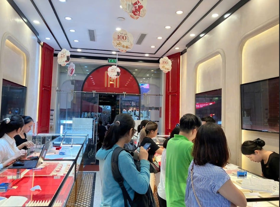 Giá vàng hôm nay 16/1: Giữ vững ở mức gần 163 triệu/lượng