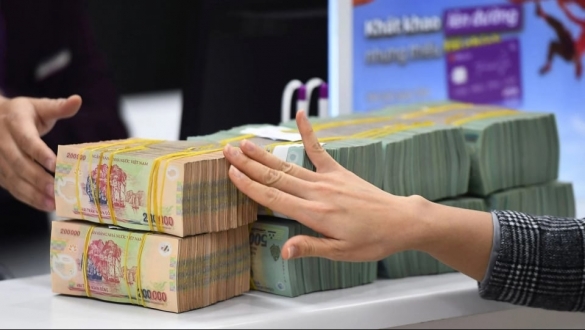 Nhiều ngân hàng nâng lãi suất cho vay; giá USD tự do lao dốc