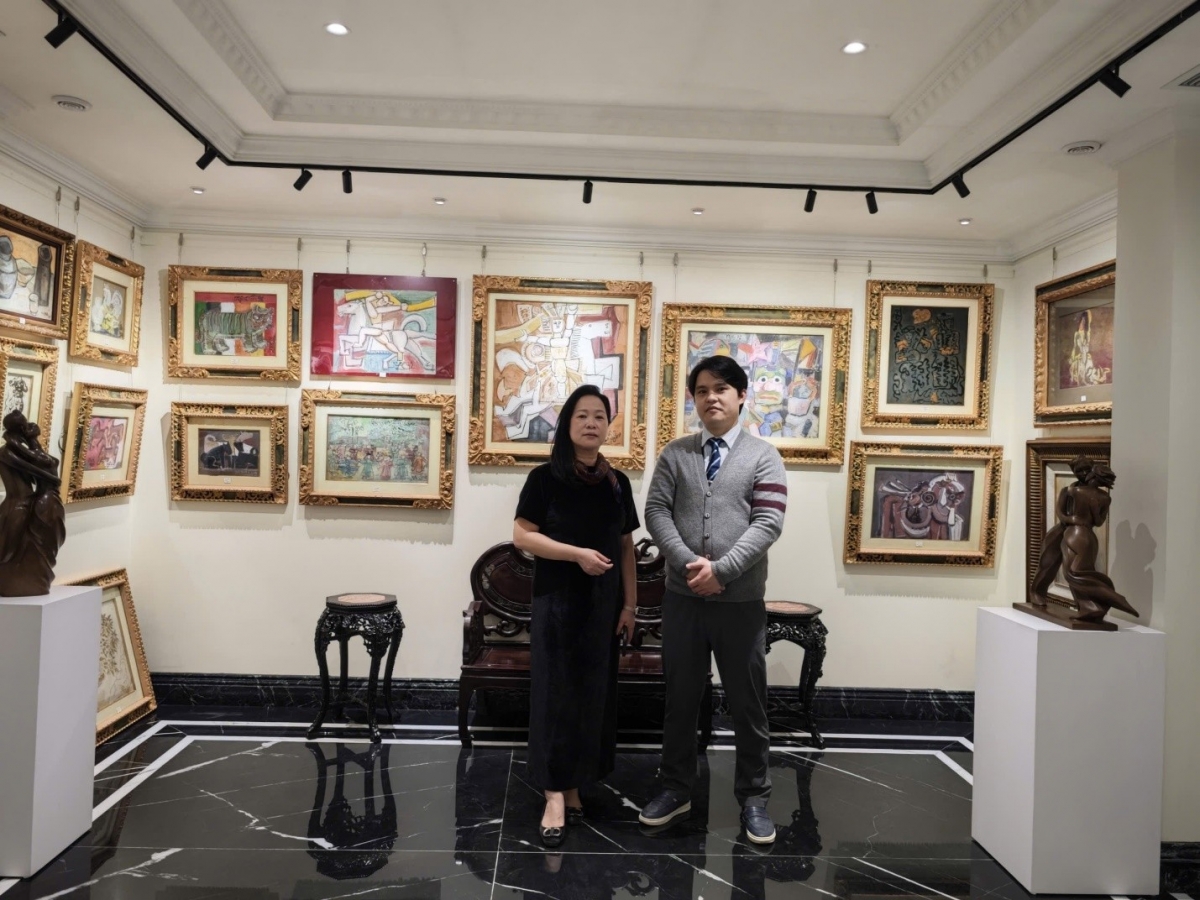 Khách tham quan tìm hiểu và thưởng lãm các tác phẩm tại triển lãm