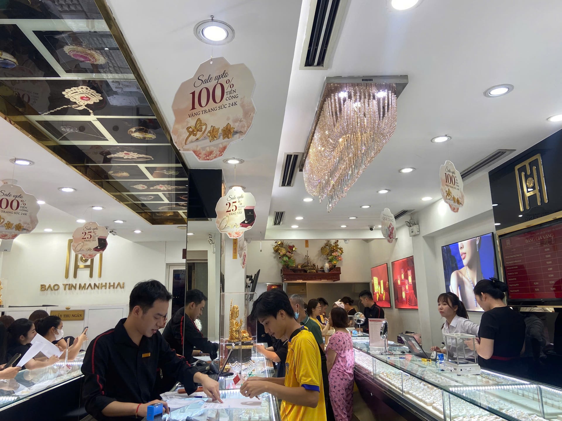 Giá vàng hôm nay 19/1: Vàng miếng SJC vọt lên 165 triệu/lượng