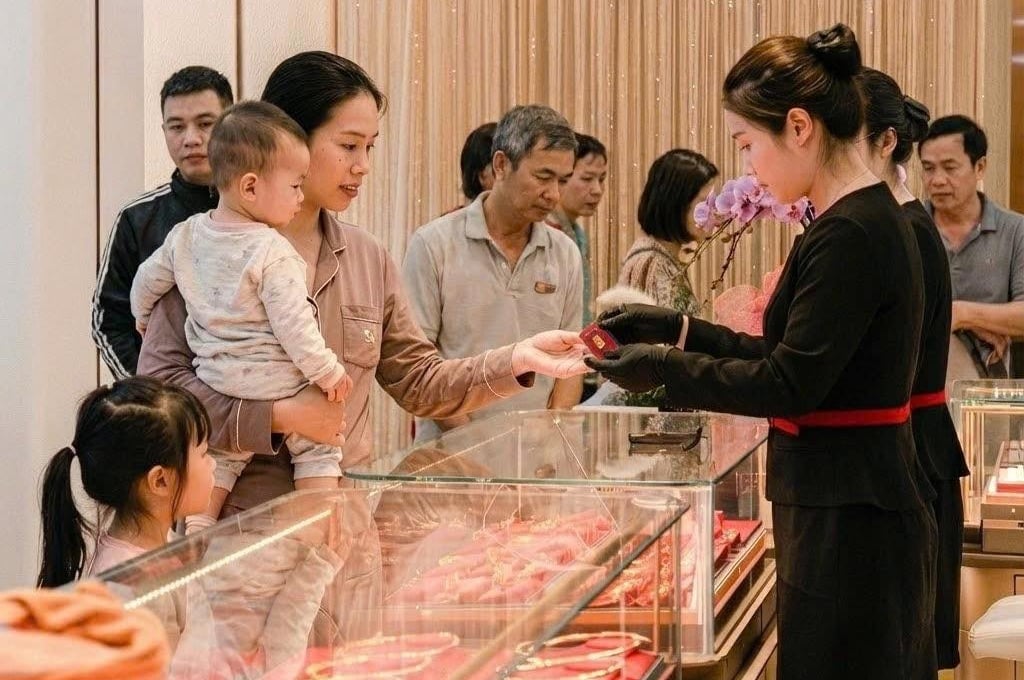 Giá vàng hôm nay 20/1: Vàng miếng SJC neo ở mức 165 triệu/lượng