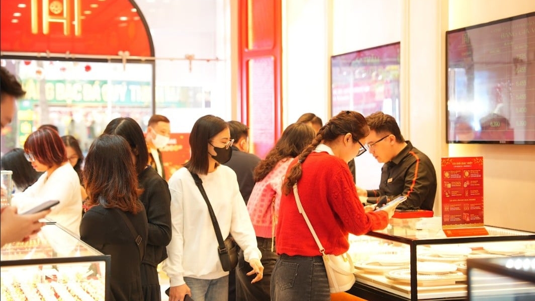 Giá vàng hôm nay 27/1: Có lúc tăng lên 178 triệu/lượng