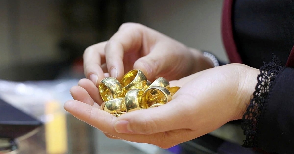 Giá vàng vượt 180 triệu/lượng: Cạm bẫy khi xếp hàng "mua bằng mọi giá"