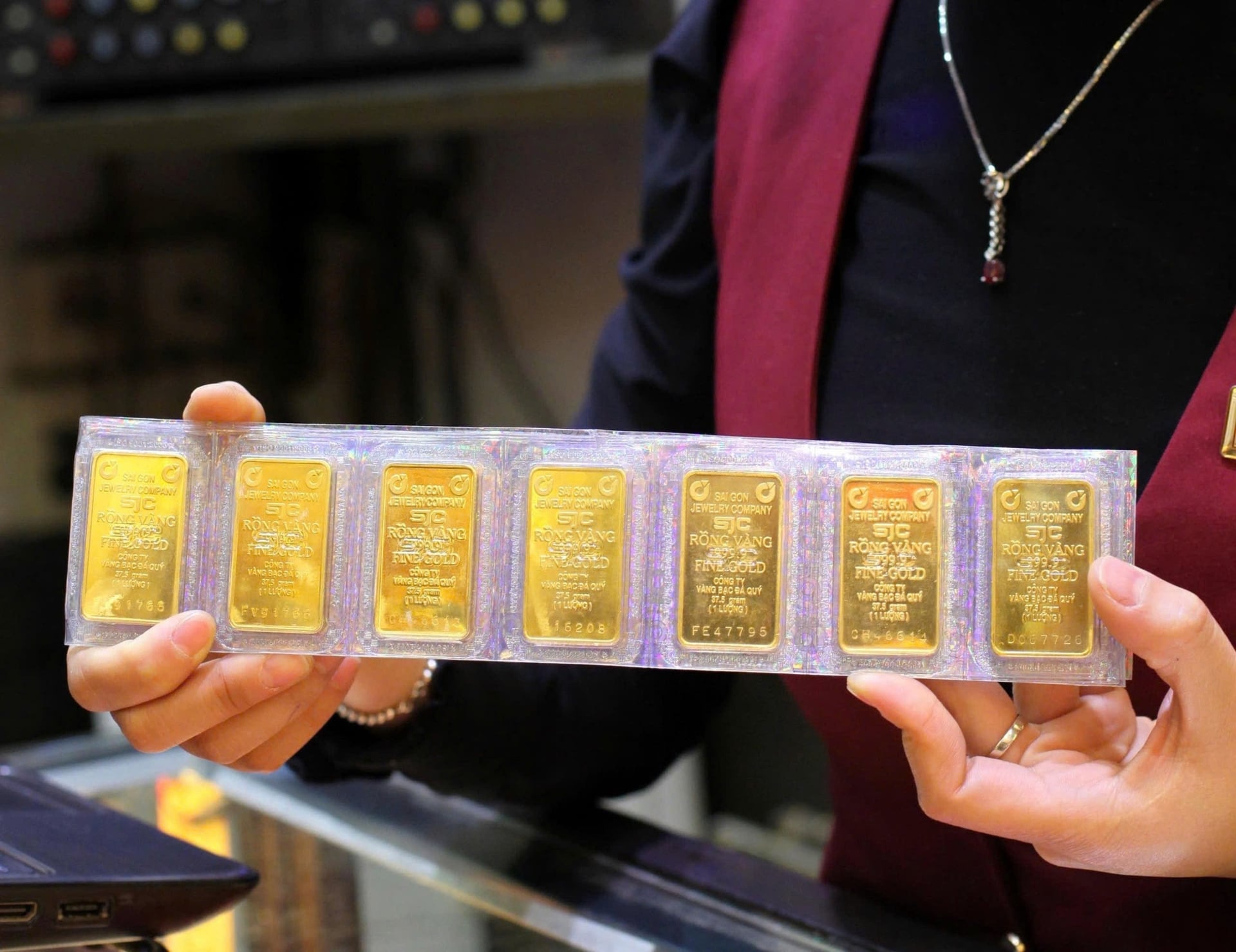 Vàng hướng lên 200 triệu/lượng: Xếp hàng mua bán và nỗi lo bị tịch thu từ 9/2
