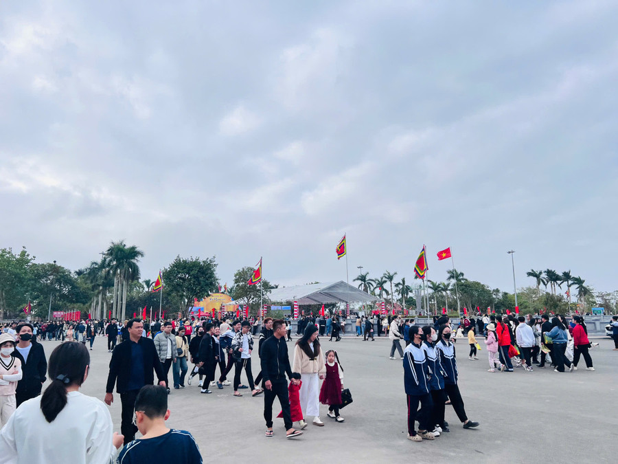 Hàng vạn khách thập phương đến đền Trạng trình Nguyễn Bỉnh Khiêm cầu may Hàng vạn khách thập phương đến đền Trạng trình Nguyễn Bỉnh Khiêm cầu may