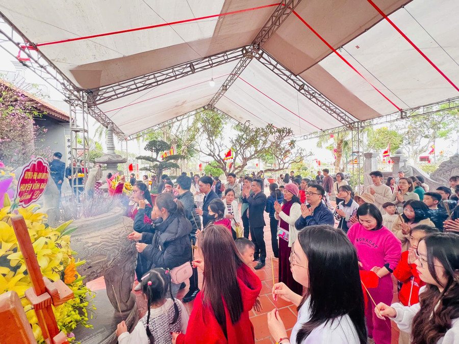 Hàng vạn khách thập phương đến đền Trạng trình Nguyễn Bỉnh Khiêm cầu may Hàng vạn khách thập phương đến đền Trạng trình Nguyễn Bỉnh Khiêm cầu may