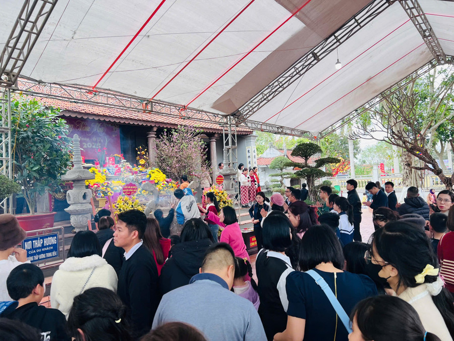 Hàng vạn khách thập phương đến đền Trạng trình Nguyễn Bỉnh Khiêm cầu may Hàng vạn khách thập phương đến đền Trạng trình Nguyễn Bỉnh Khiêm cầu may