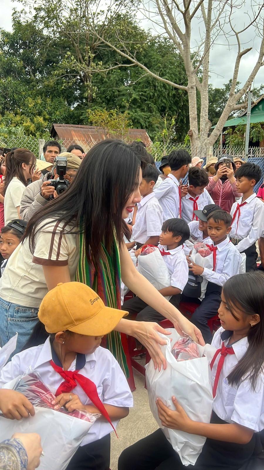 Hoa hậu Thùy Tiên truyền cảm hứng làm thiện nguyện