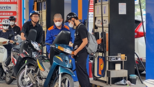 Giá xăng đồng loạt tăng gần 300 đồng/lít từ 15h ngày 20/2