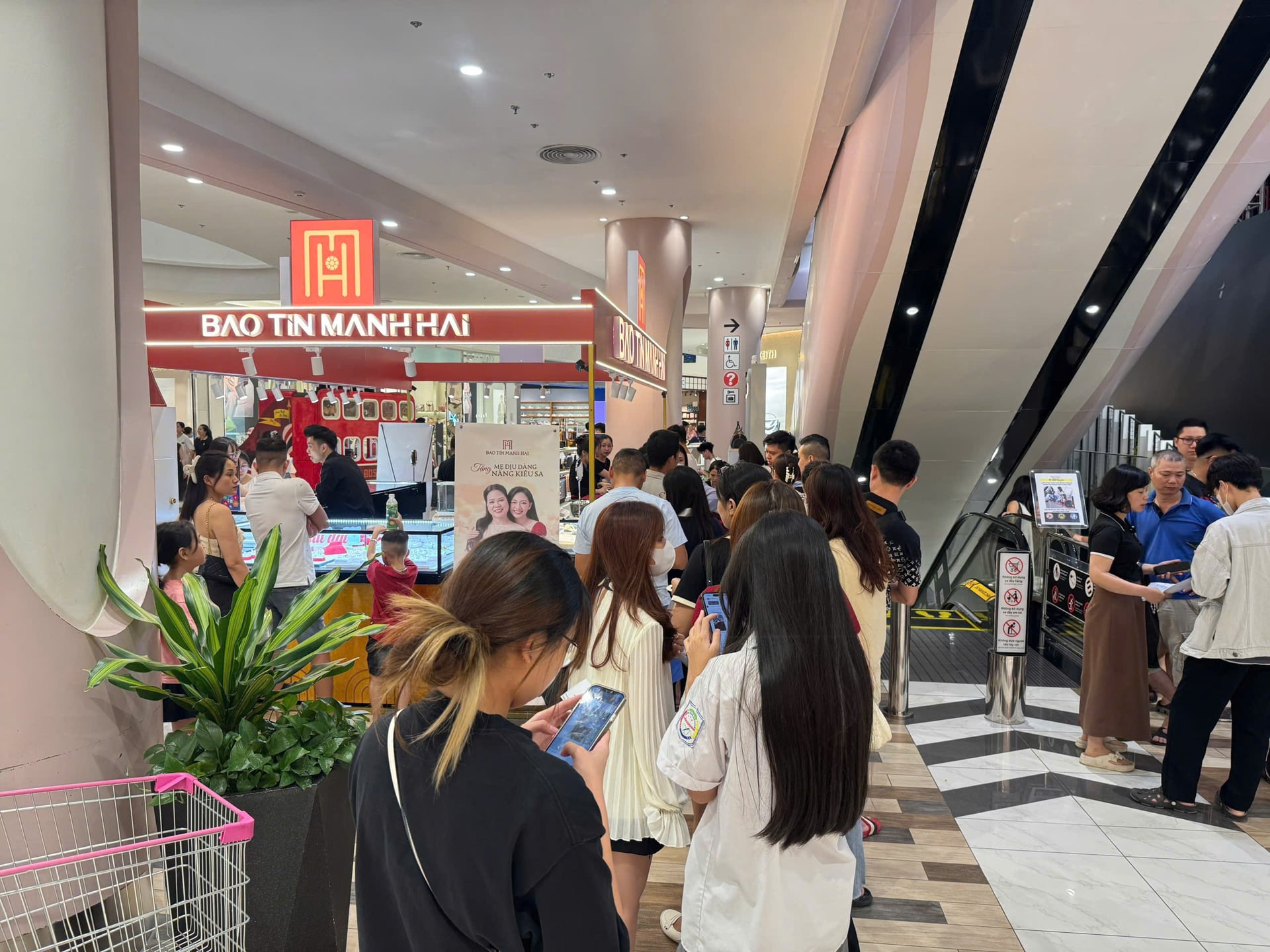 Giá vàng hôm nay 14/2: Vàng miếng "bốc hơi" 2 triệu/lượng