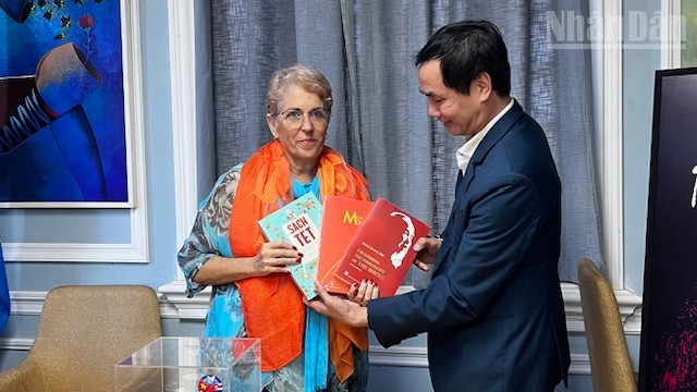 Vượt đại dương mang sách đến với các bạn Cuba