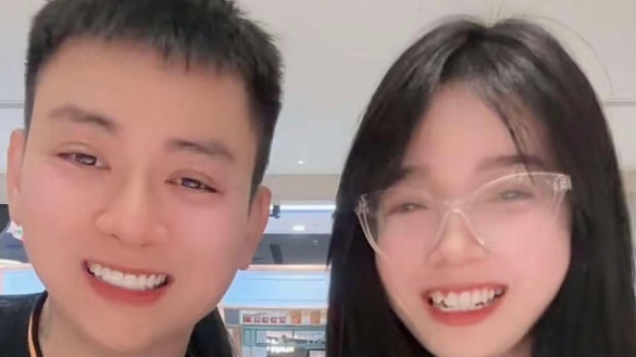 Hoài Lâm công khai thể hiện tình cảm với bạn gái mới ngay giữa nơi đông người