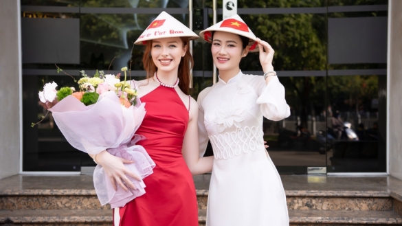 Hoa hậu Ý Nhi rạng rỡ đọ sắc cùng 'đối thủ' tại Miss World