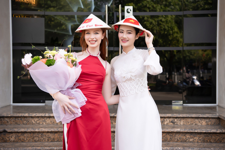 Hoa hậu Ý Nhi rạng rỡ đọ sắc cùng 'đối thủ' tại Miss World Hoa hậu Ý Nhi rạng rỡ đọ sắc cùng 'đối thủ' tại Miss World