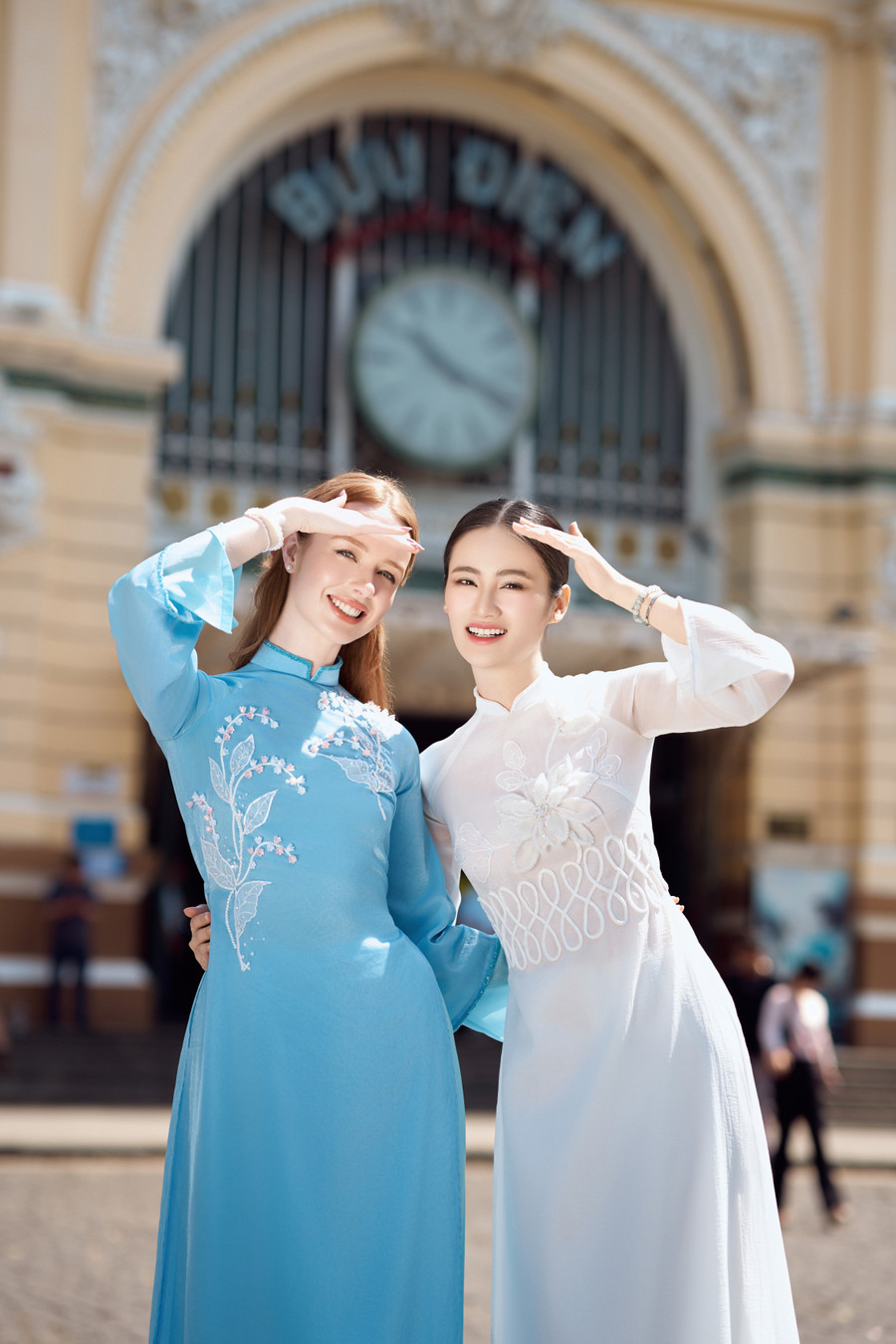 Hoa hậu Ý Nhi rạng rỡ đọ sắc cùng 'đối thủ' tại Miss World Hoa hậu Ý Nhi rạng rỡ đọ sắc cùng 'đối thủ' tại Miss World